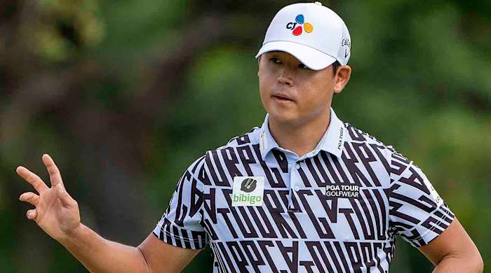 Si Woo Kim waves to the crowd in the final round of the 2023 Sony Open in Hawaii.